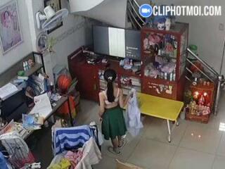 Clip: Hack cam em học sinh đang thay đồ